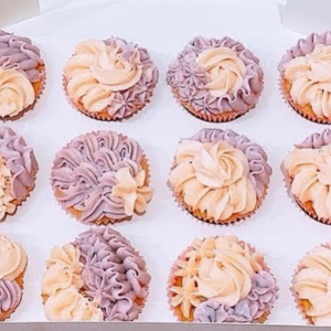 Two Toned Vanilla Buttercream in Mixed Style Piping