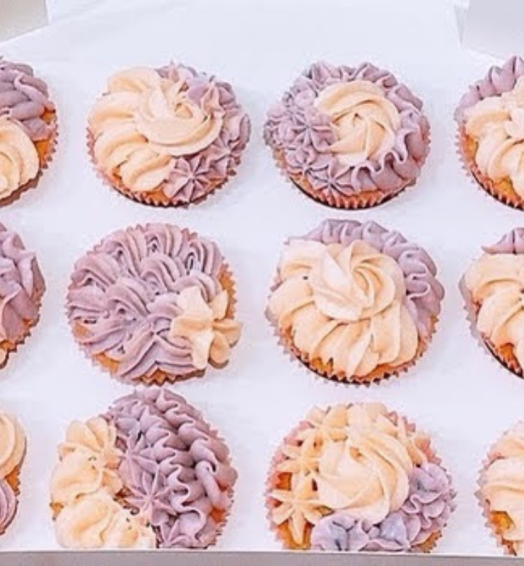 Two Toned Vanilla Buttercream in Mixed Style Piping